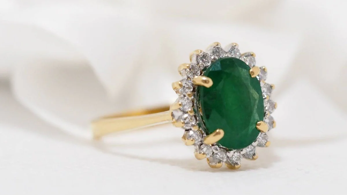 Bague marguerite en or jaune, émeraude ovale et diamants - Image 4