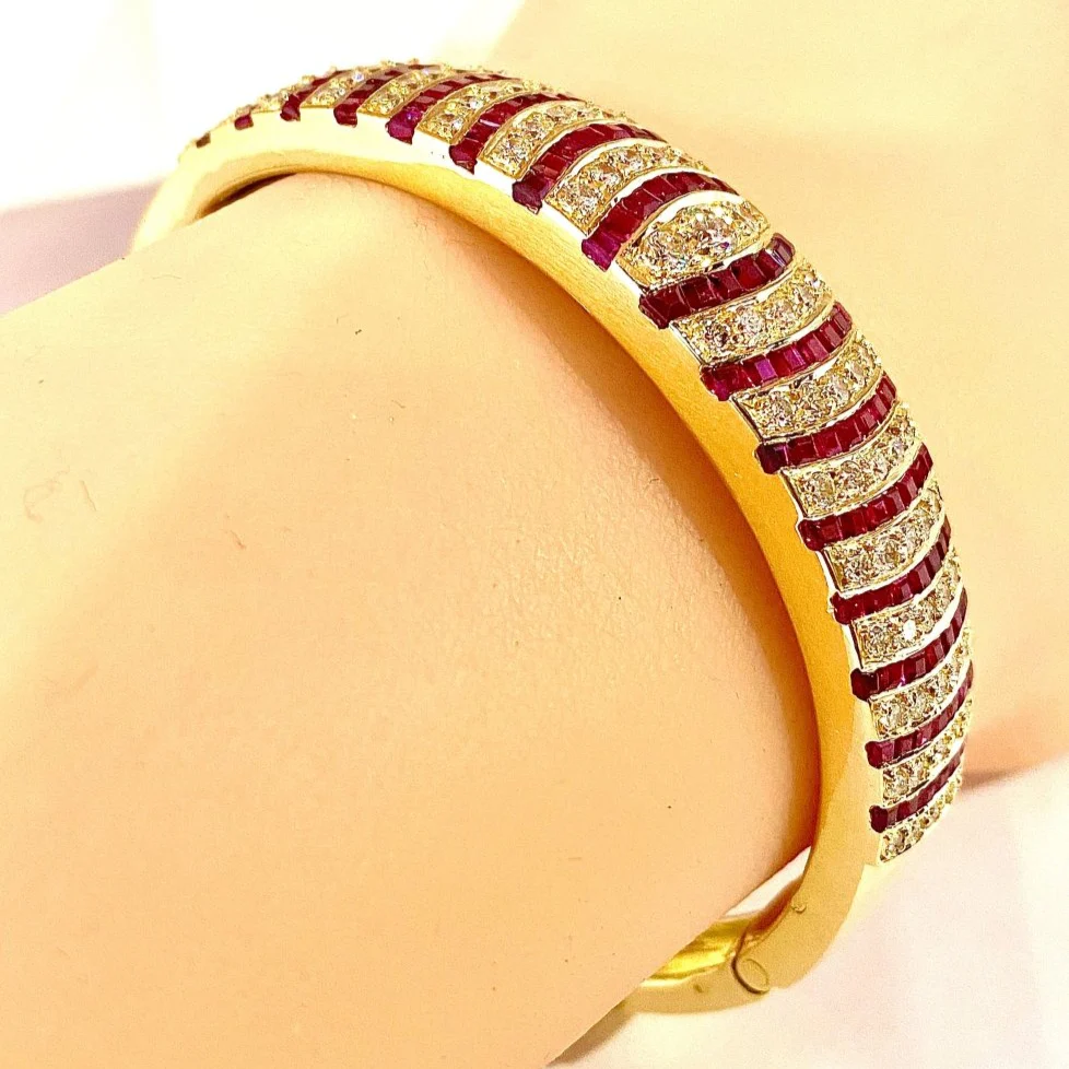 Bracelet Jonc en or jaune, rubis et diamants - Image 2