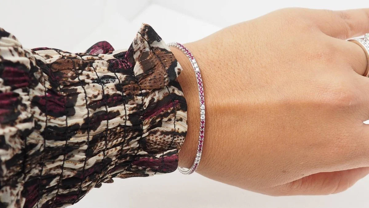 Bracelet rivière en or blanc, rubis et diamants - Image 2