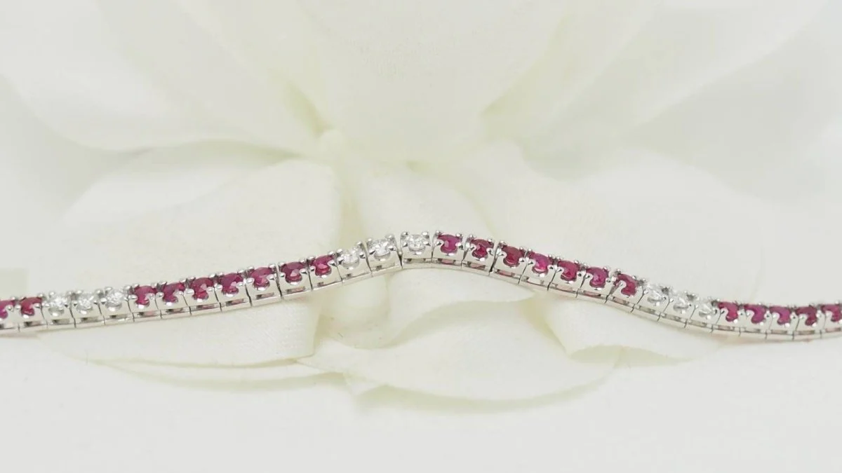 Bracelet rivière en or blanc, rubis et diamants - Image 3