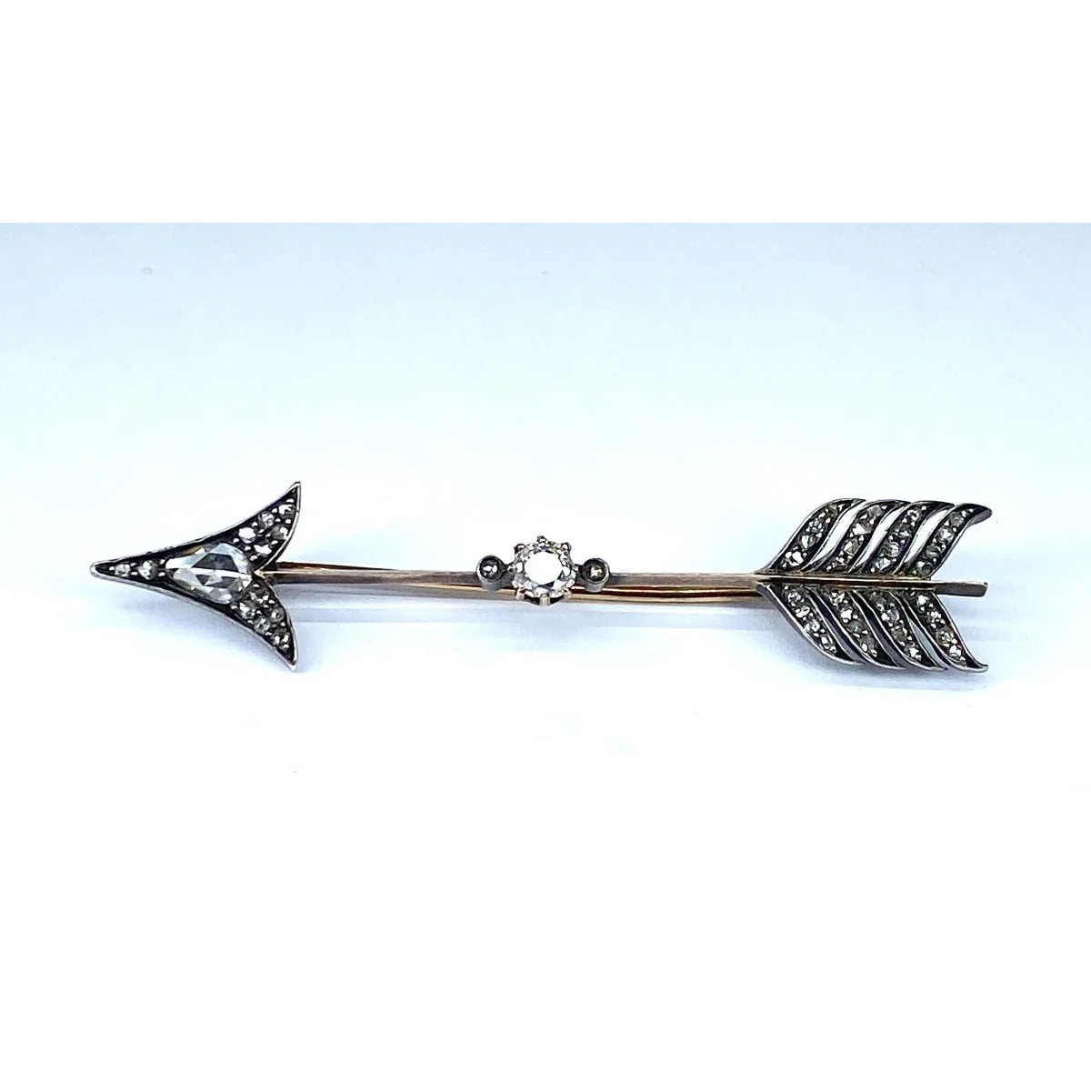 Broche flèche en or et argent, diamants rond et poire - Image 4