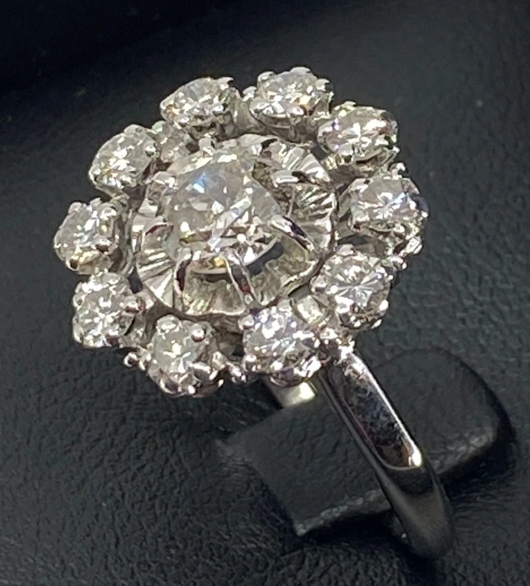 Bague en or 18 carats de forme marguerite «soleil» sertie de diamants - Image 3