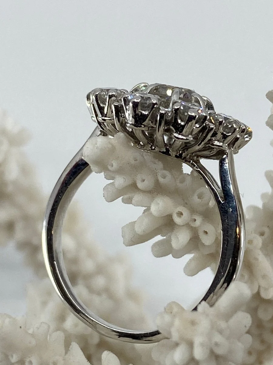 Bague en or 18 carats de forme marguerite «soleil» sertie de diamants - Image 6