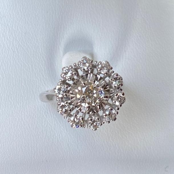 Bague en or 18 carats de forme marguerite «soleil» sertie de diamants - Image 7