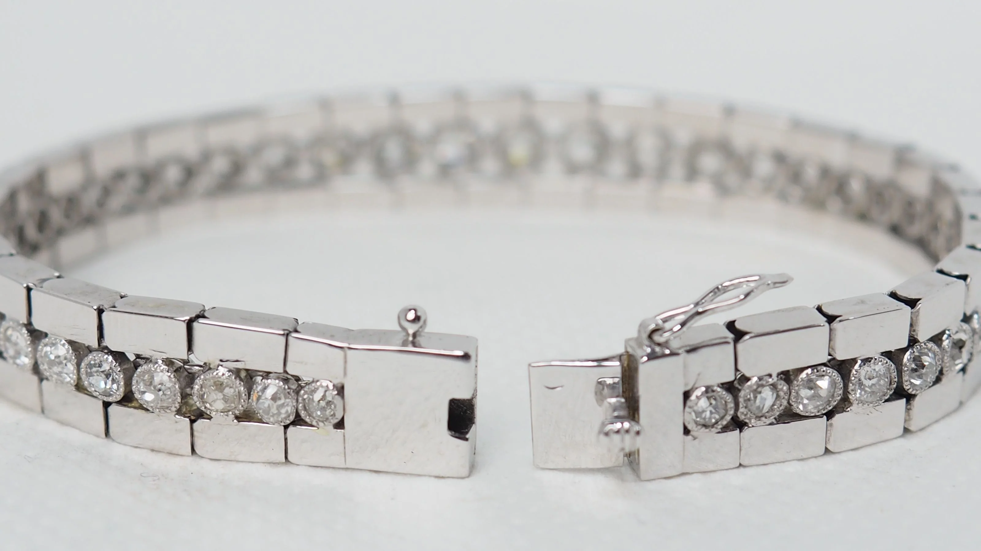 Bracelet rivière ancien en or blanc et diamants - Image 7