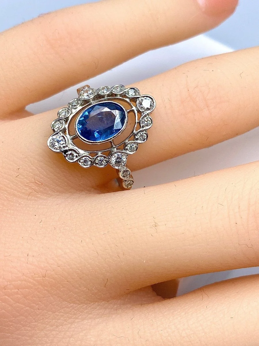 Bague losange en or blanc saphir et diamants - Image 2