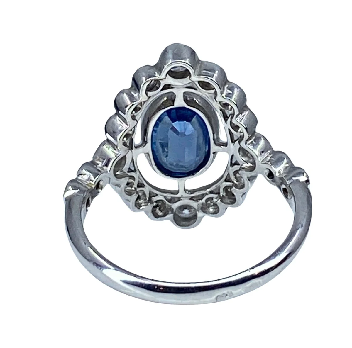 Bague losange en or blanc saphir et diamants - Image 4