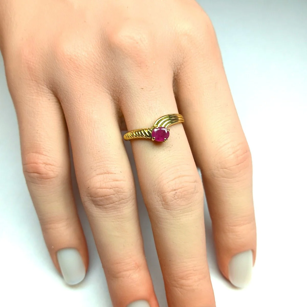 Bague Solitaire en or jaune et rubis - Image 2