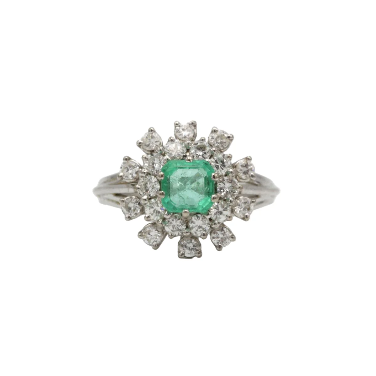 Bague en or blanc, émeraude, et diamants