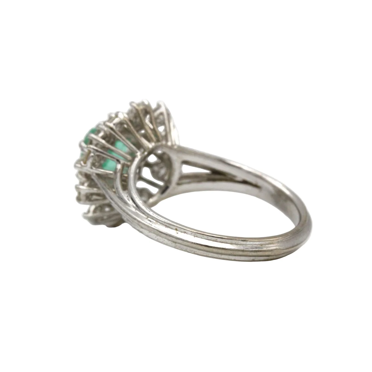 Bague en or blanc, émeraude, et diamants - Image 4