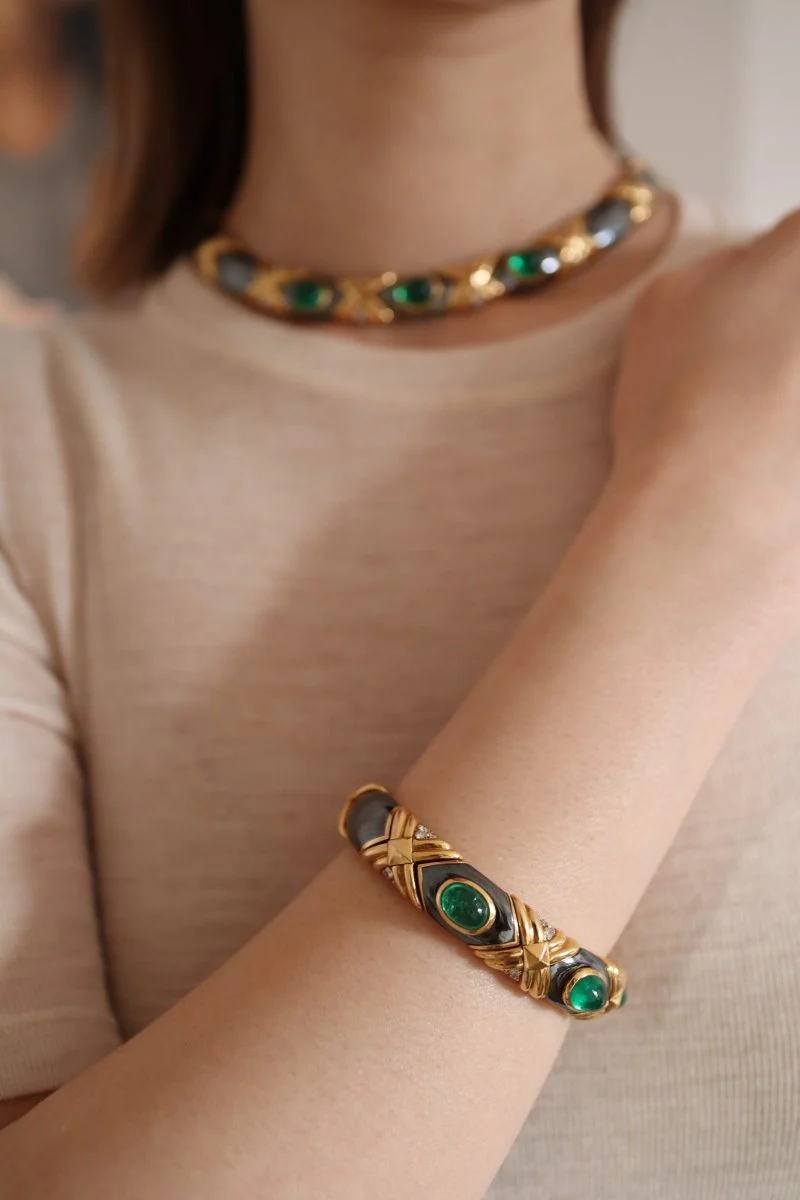 Bracelet Jonc BULGARI en or jaune, hématite, émeraudes et diamants - Image 2