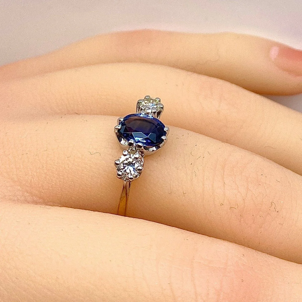 Bague en or jaune, saphir et diamants - Image 2