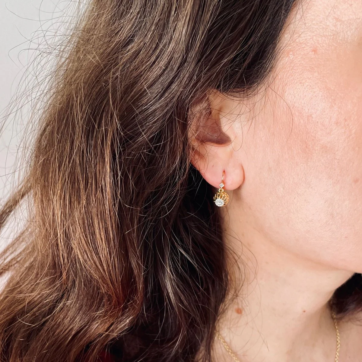 Boucles d'oreilles Dormeuses en or jaune et blanc et diamants - Image 2