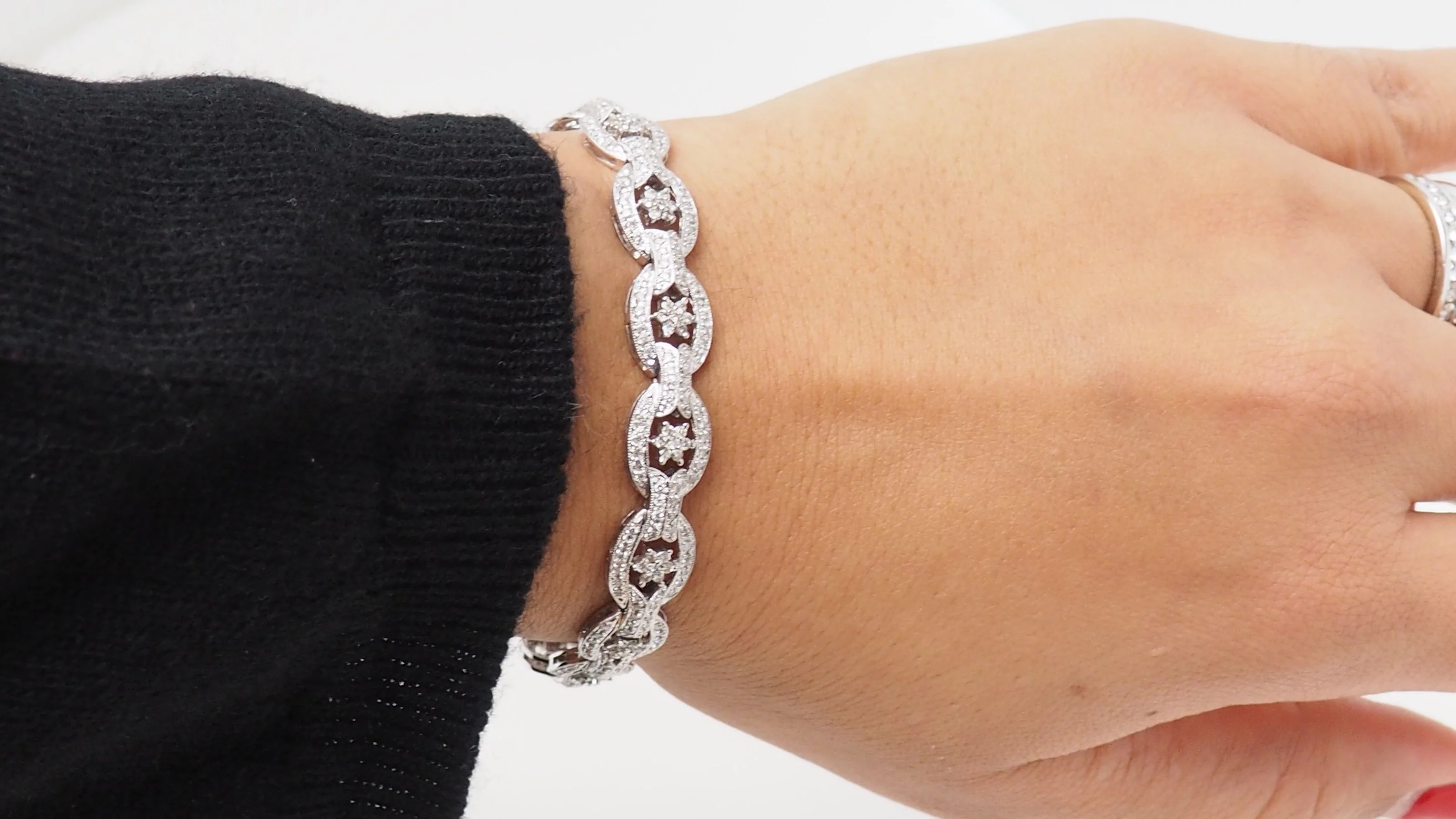 Bracelet ajouré en or blanc et diamants - Image 7