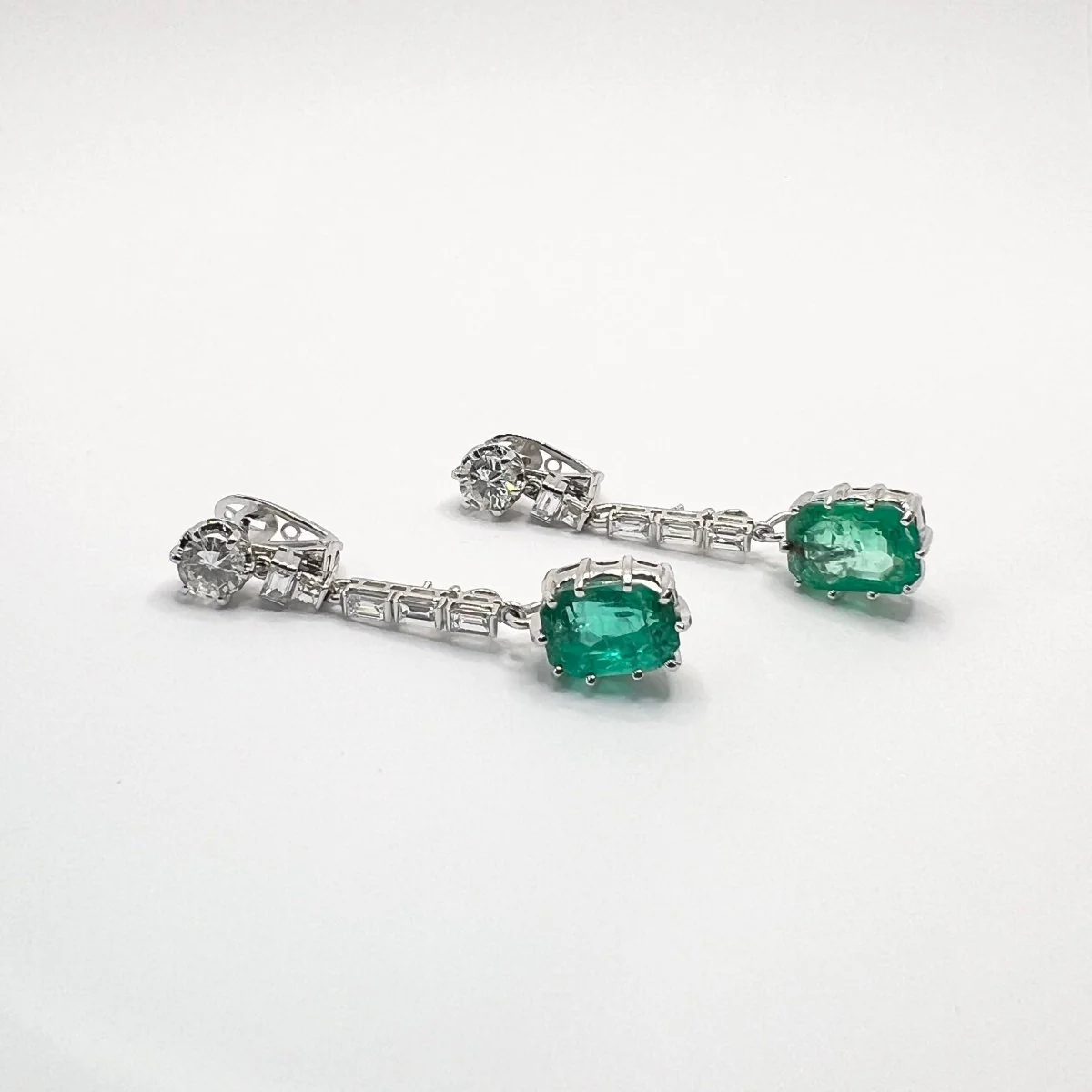 Boucles d'oreilles Pendantes en or, émeraudes et diamants - Image 2