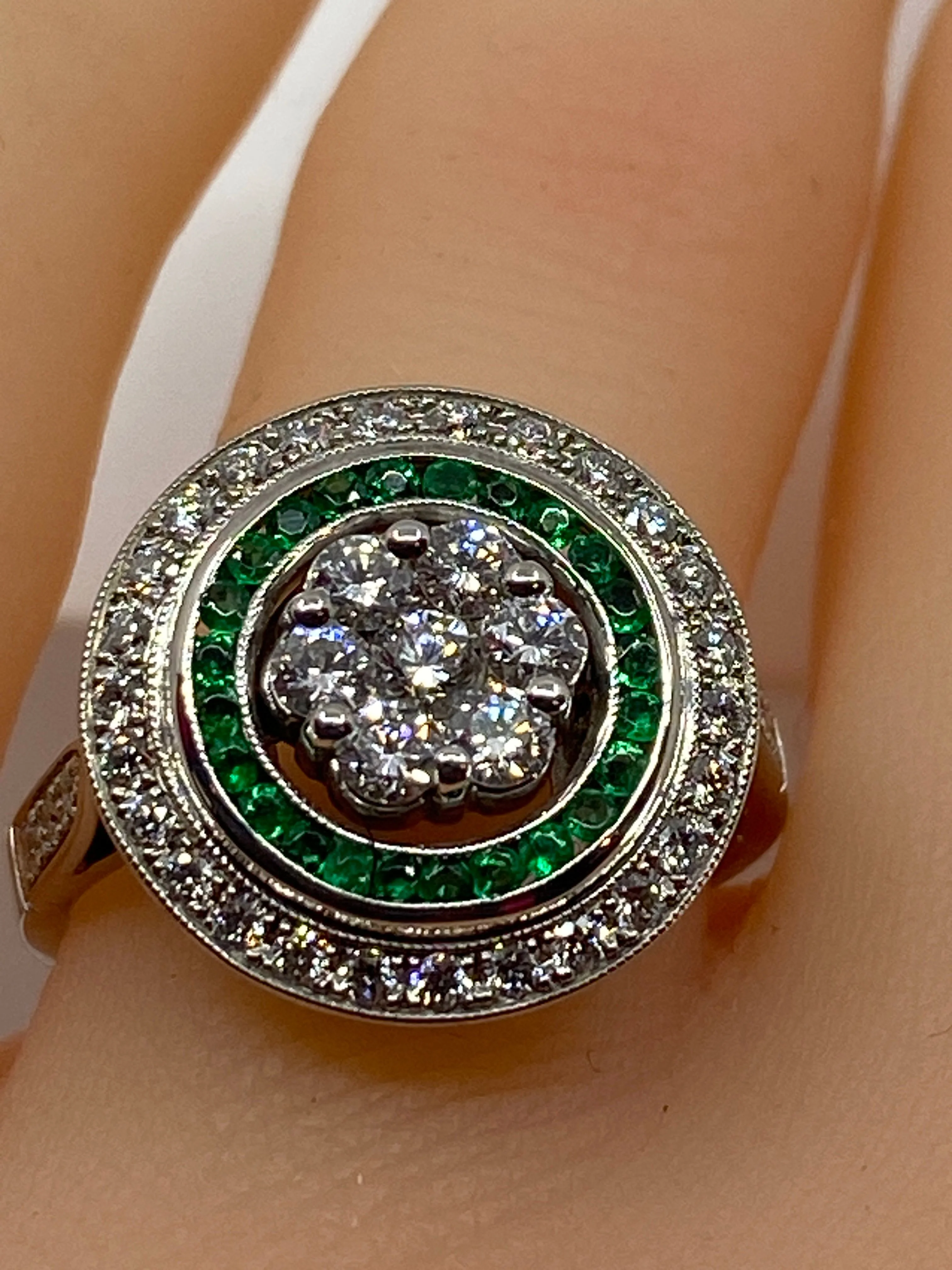 Bague ronde en or 18 carats en émeraudes et diamants de style ART DECO - Image 16