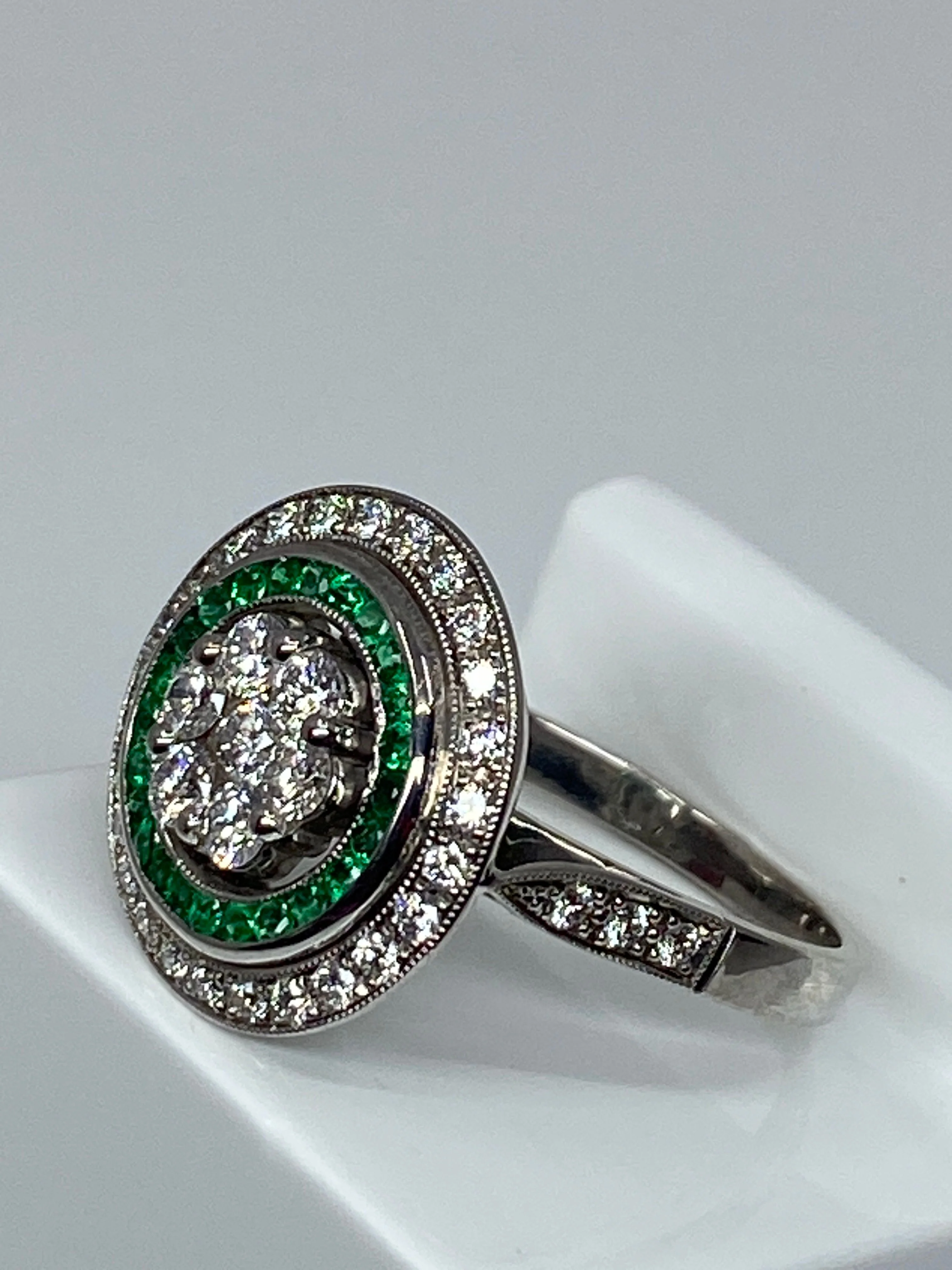 Bague ronde en or 18 carats en émeraudes et diamants de style ART DECO - Image 17