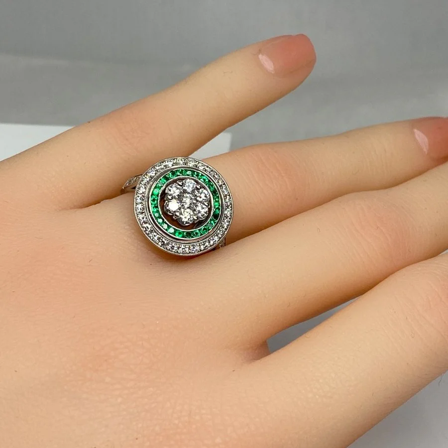 Bague ronde en or 18 carats en émeraudes et diamants de style ART DECO - Image 5
