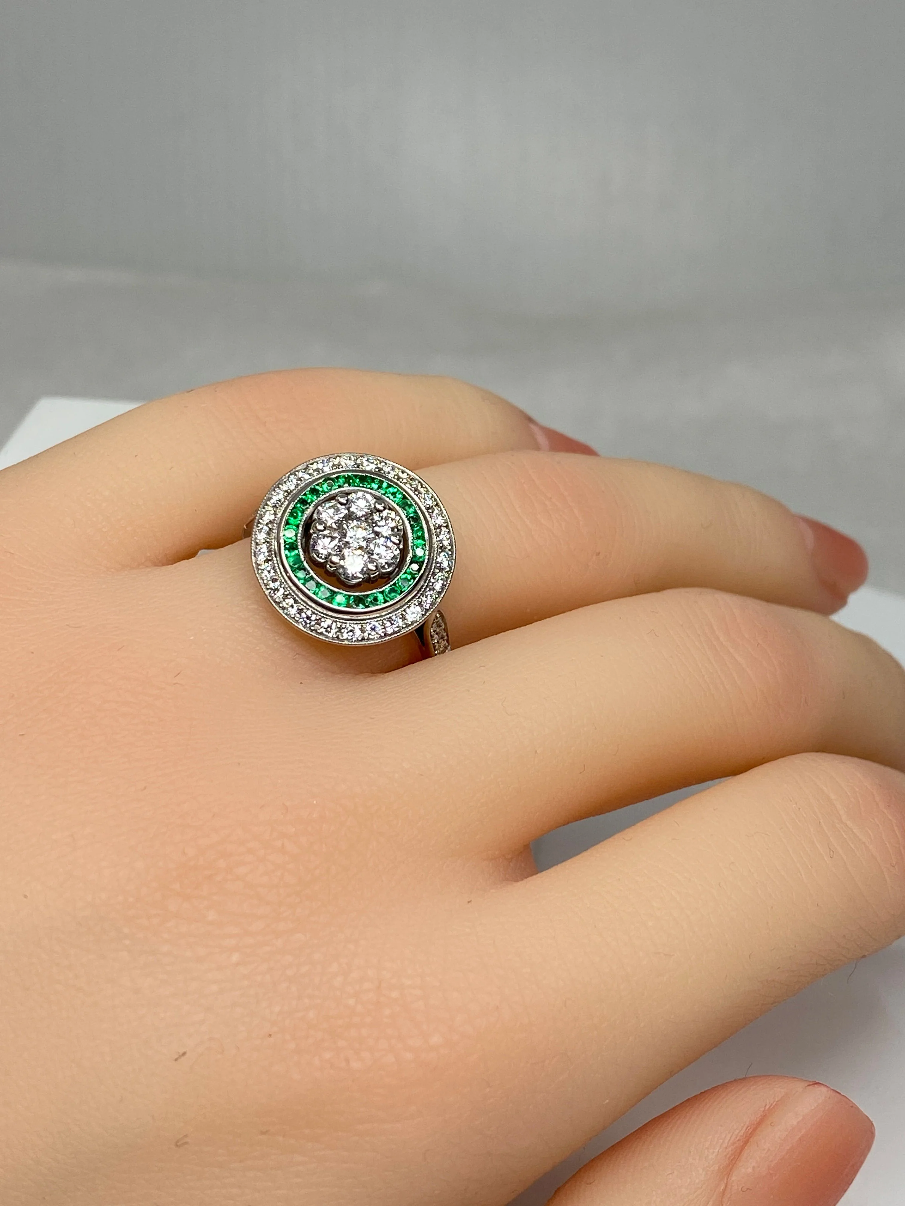 Bague ronde en or 18 carats en émeraudes et diamants de style ART DECO - Image 6