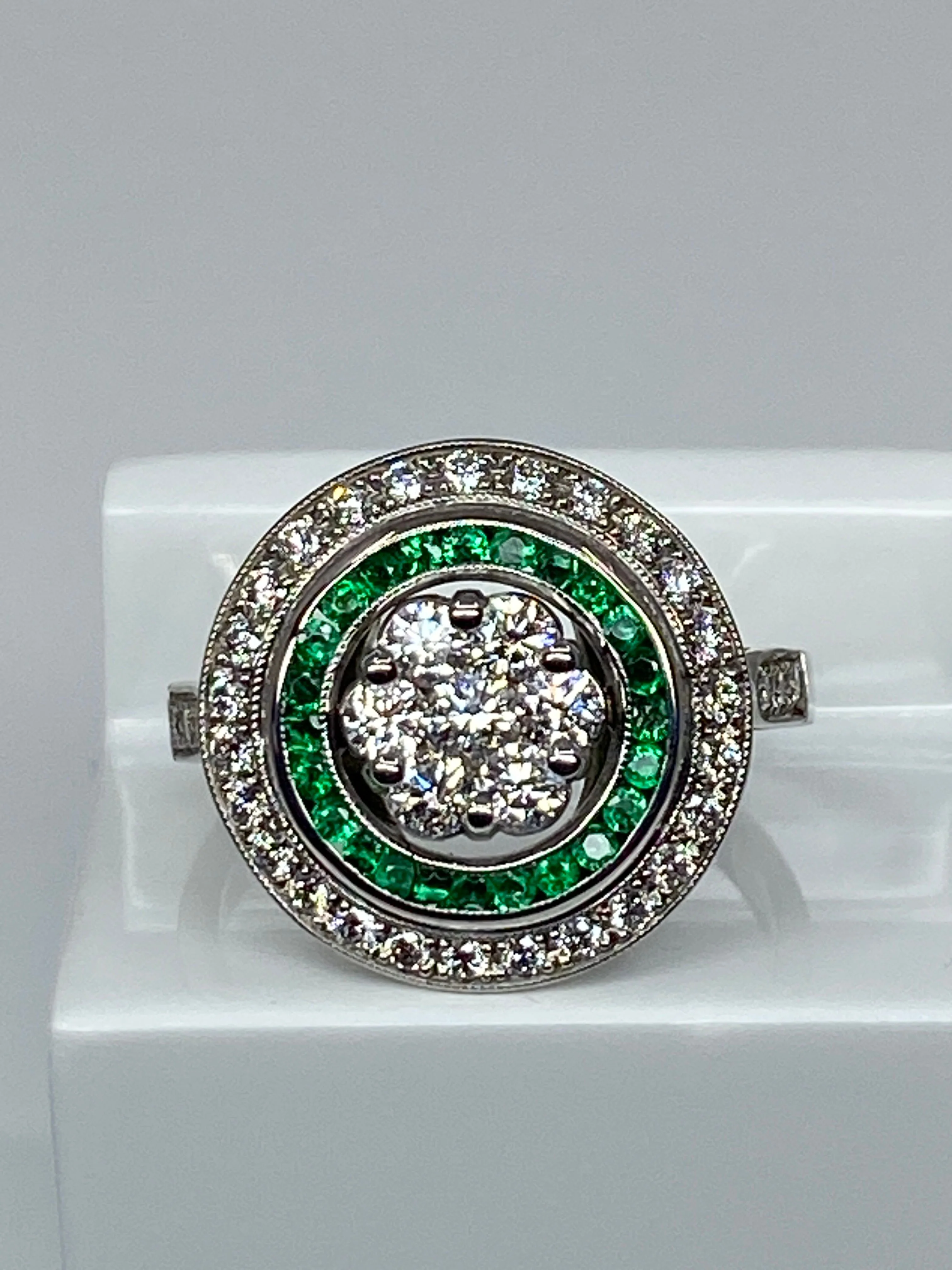 Bague ronde en or 18 carats en émeraudes et diamants de style ART DECO - Image 7