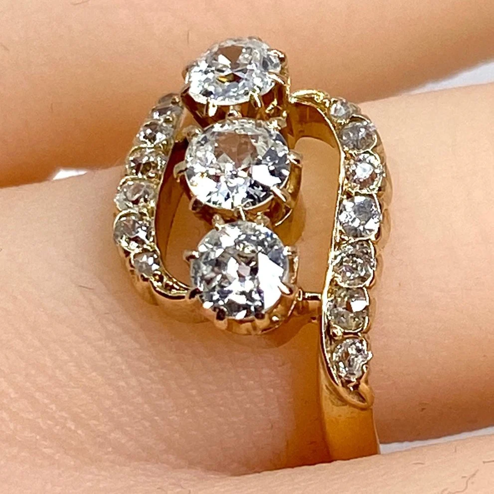 Bague Trilogie en or jaune et diamants - Image 2