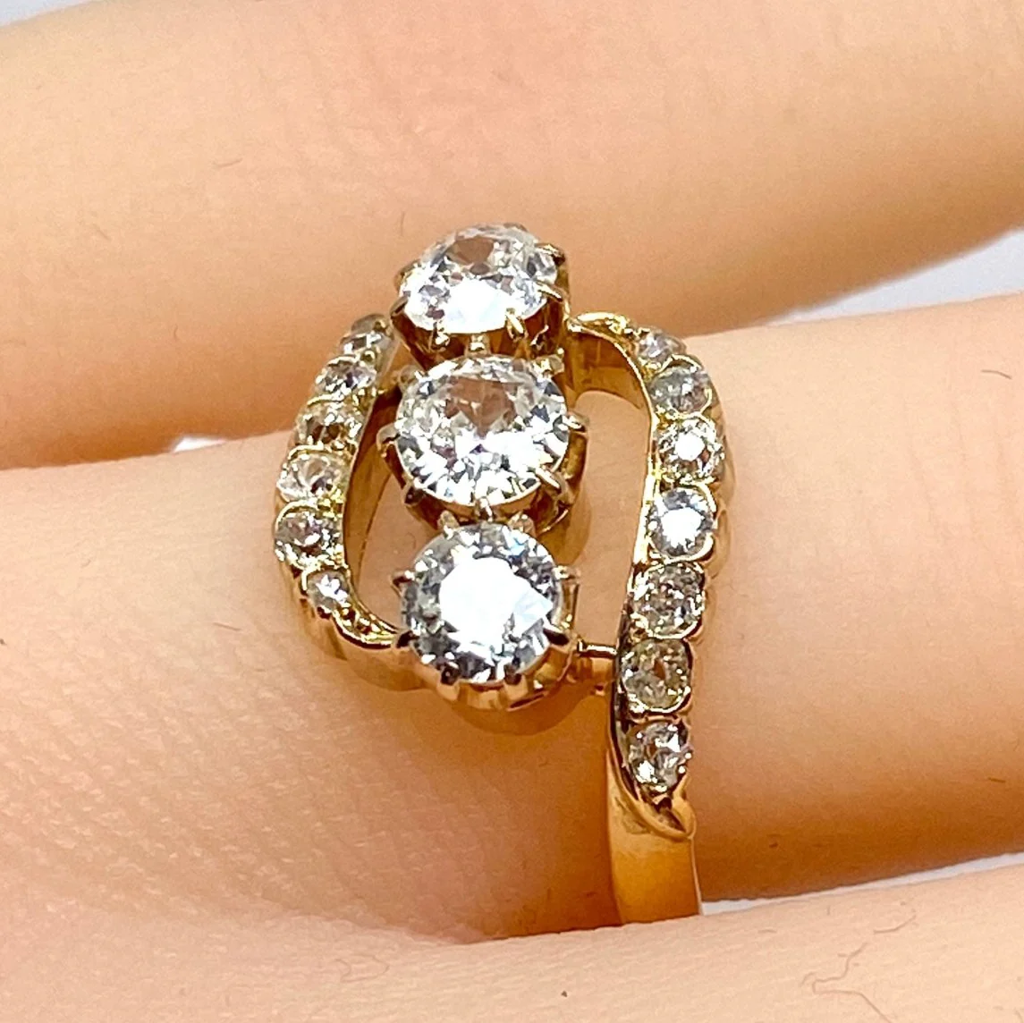 Bague Trilogie en or jaune et diamants - Image 6