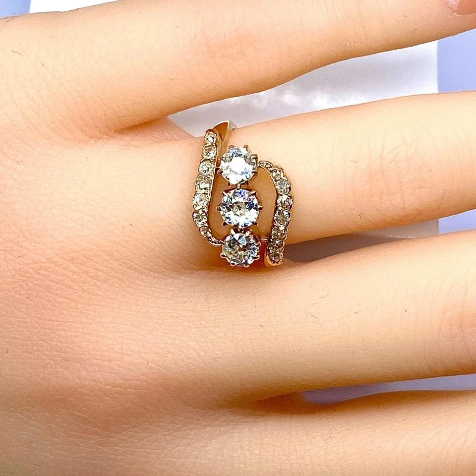 Bague Trilogie en or jaune et diamants - Image 8