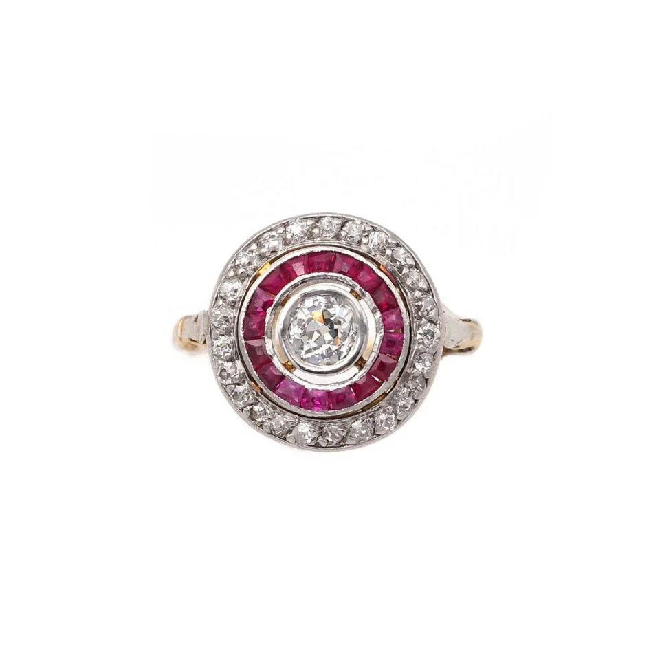 Bague Pompadour en or blanc, or jaune, platine, rubis et diamants