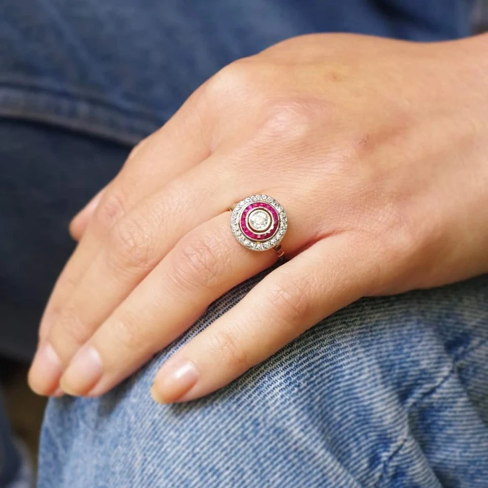 Bague Pompadour en or blanc, or jaune, platine, rubis et diamants - Image 2