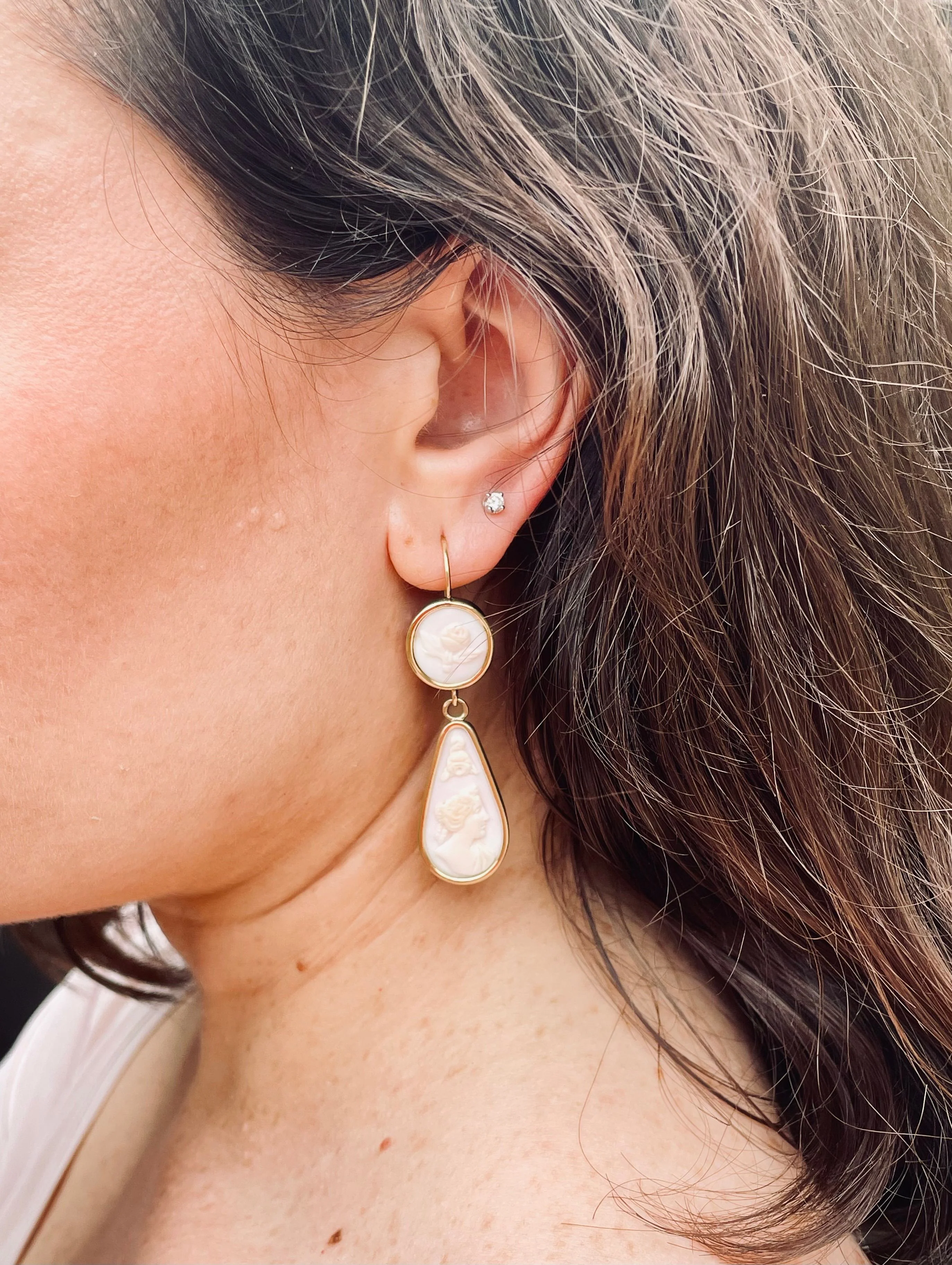 Boucles d'oreilles Pendantes en or jaune et camées - Image 4