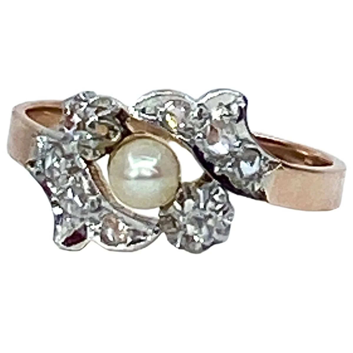 Bague en or rose, perle et diamants