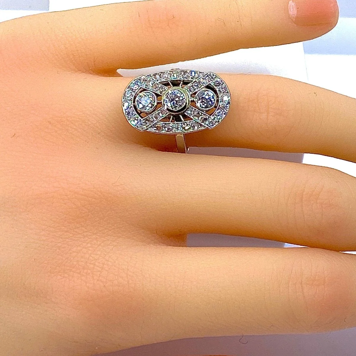 Bague en platine sertie de 3 diamants - Image 2