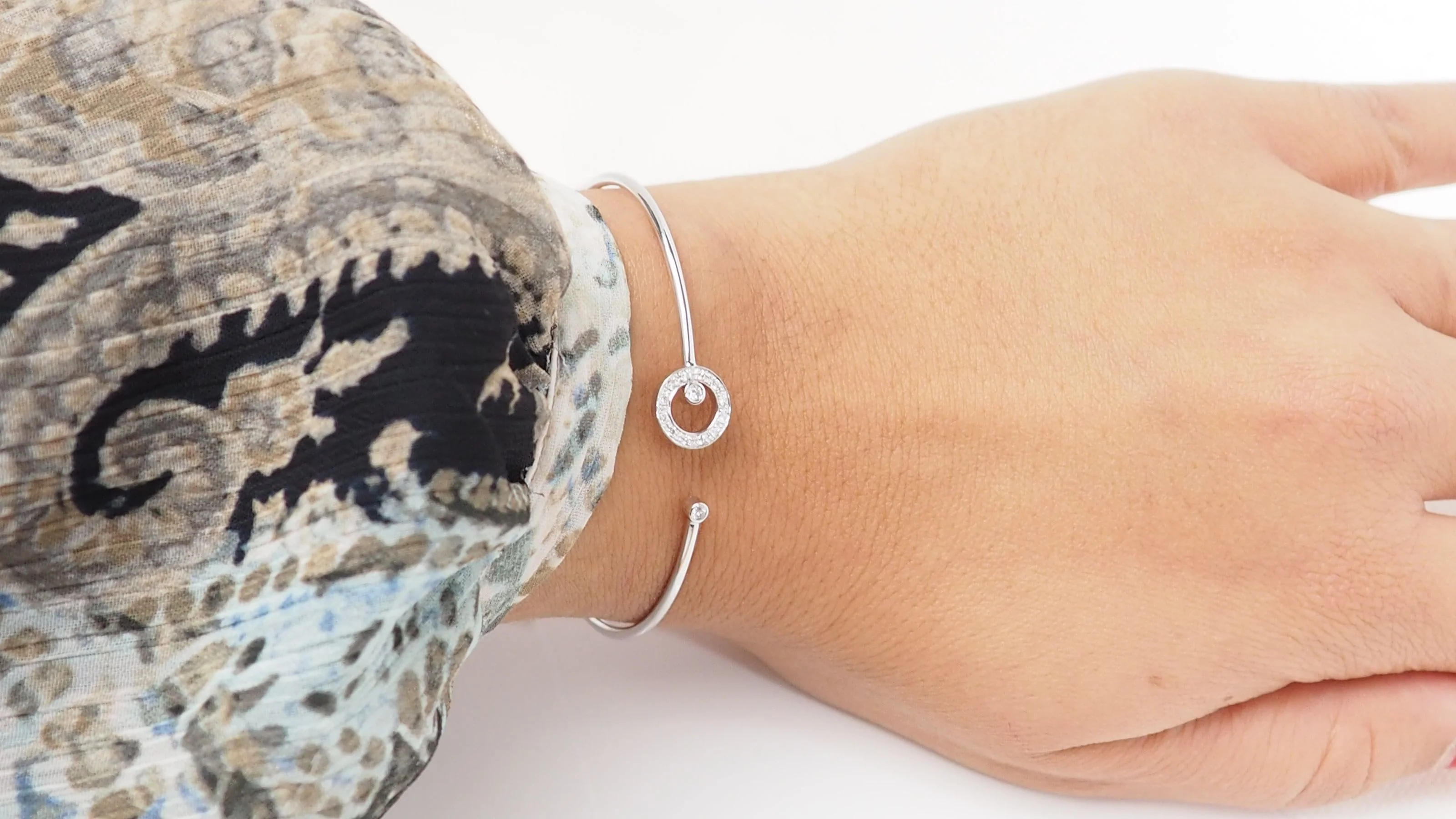 Bracelet Jonc flexible en or blanc et diamants - Image 2