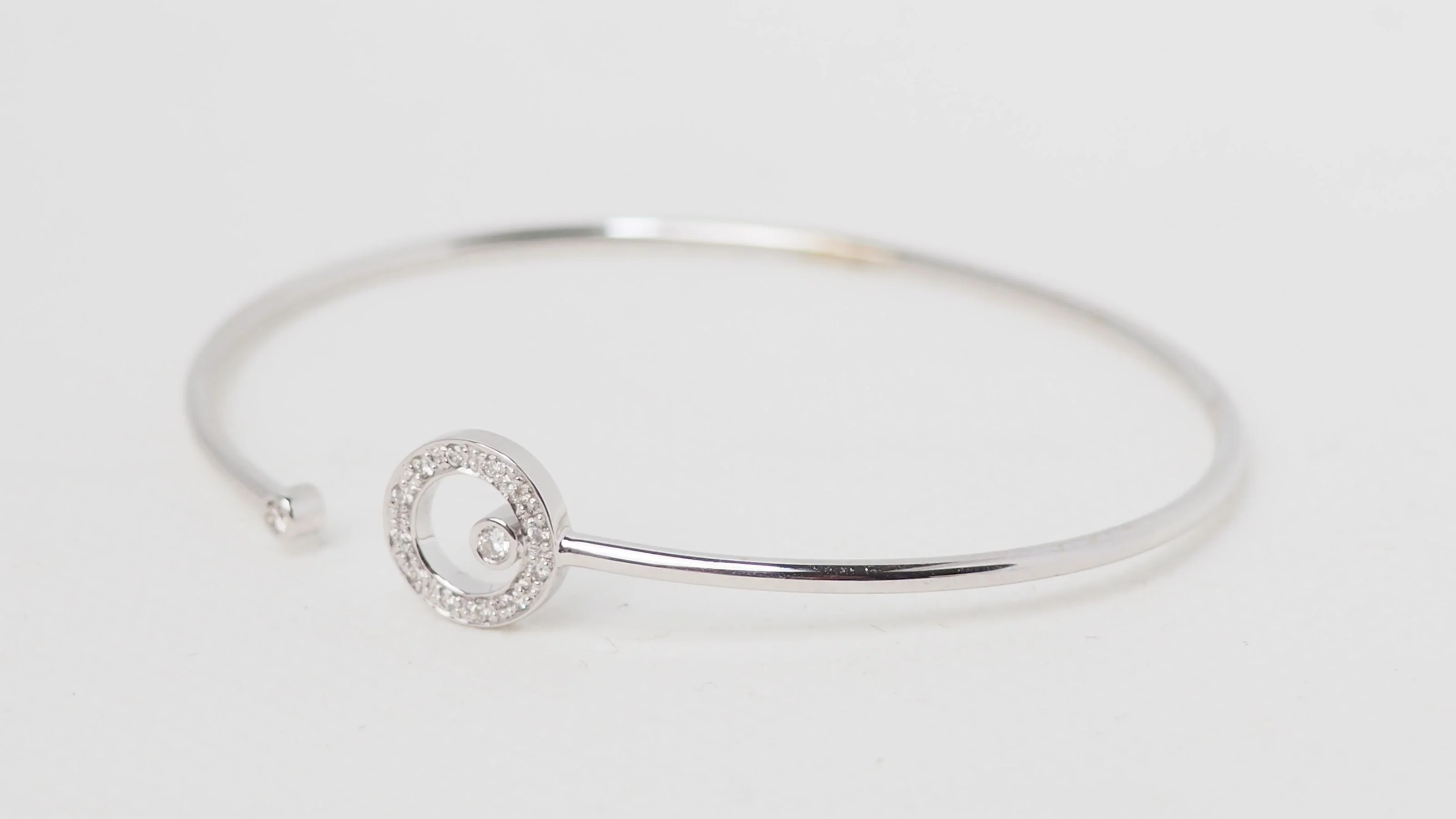 Bracelet Jonc flexible en or blanc et diamants - Image 4