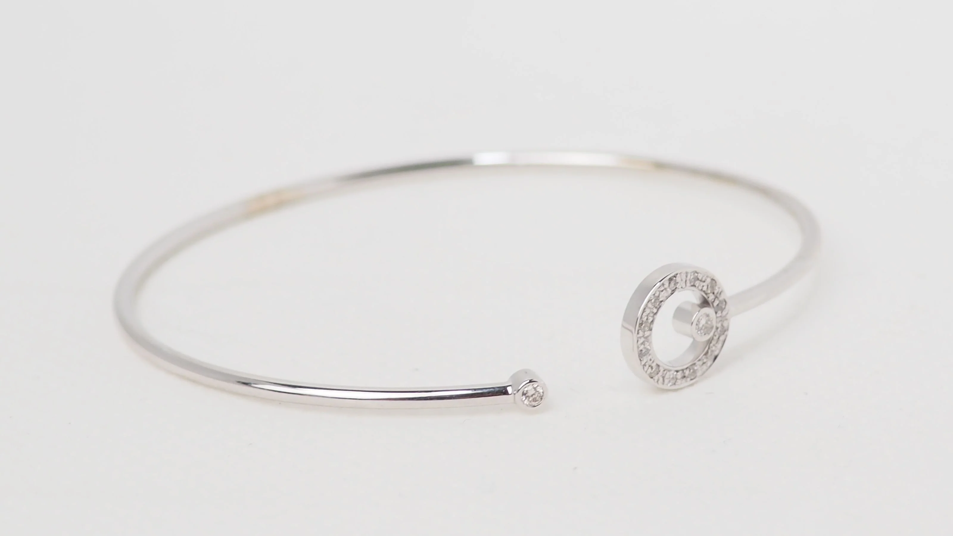 Bracelet Jonc flexible en or blanc et diamants - Image 5