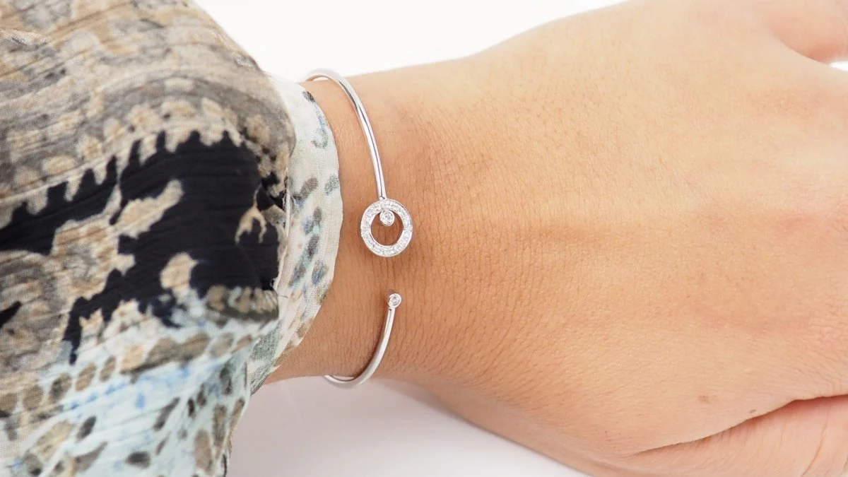 Bracelet Jonc flexible en or blanc et diamants - Image 6