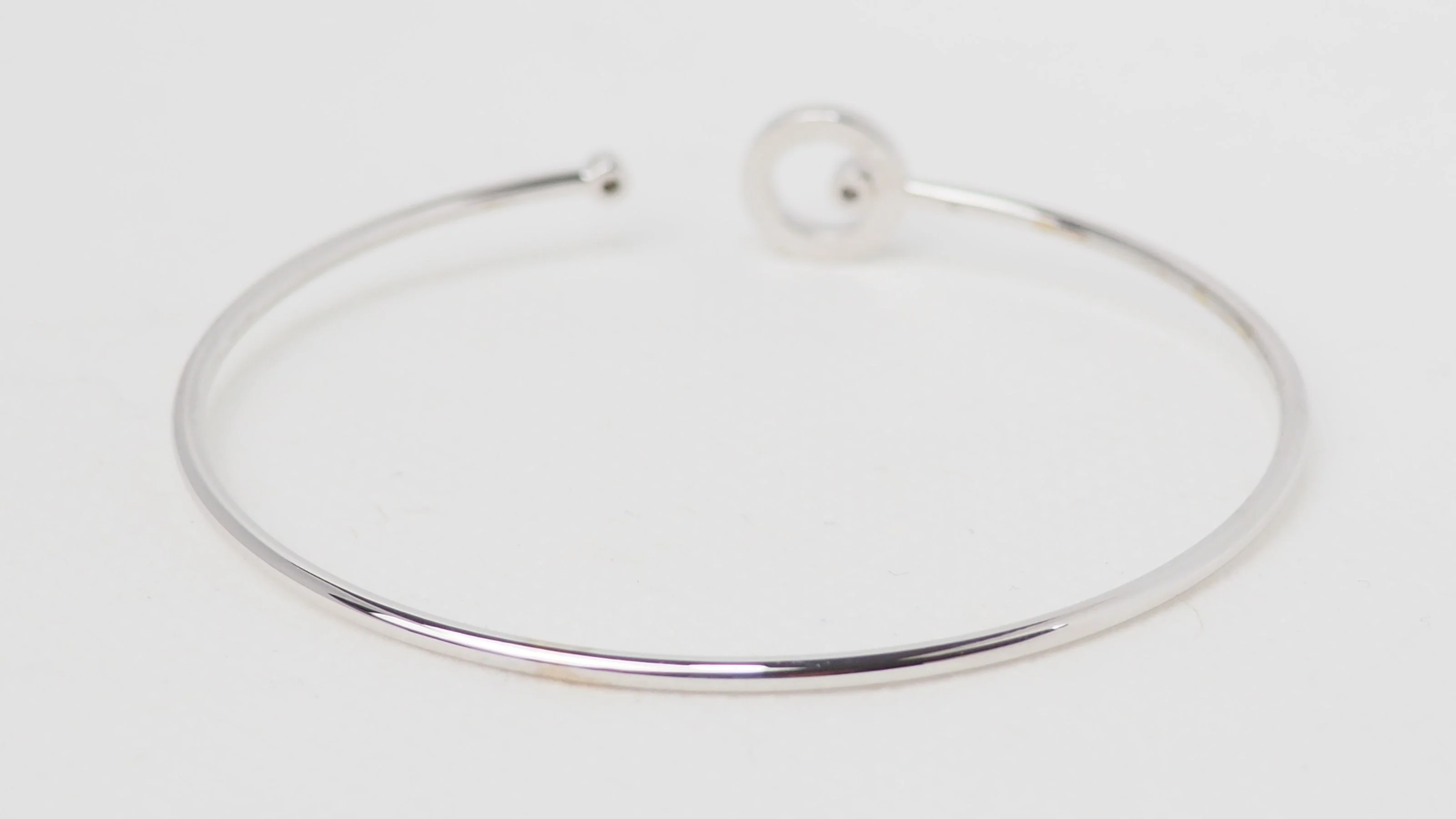 Bracelet Jonc flexible en or blanc et diamants - Image 7