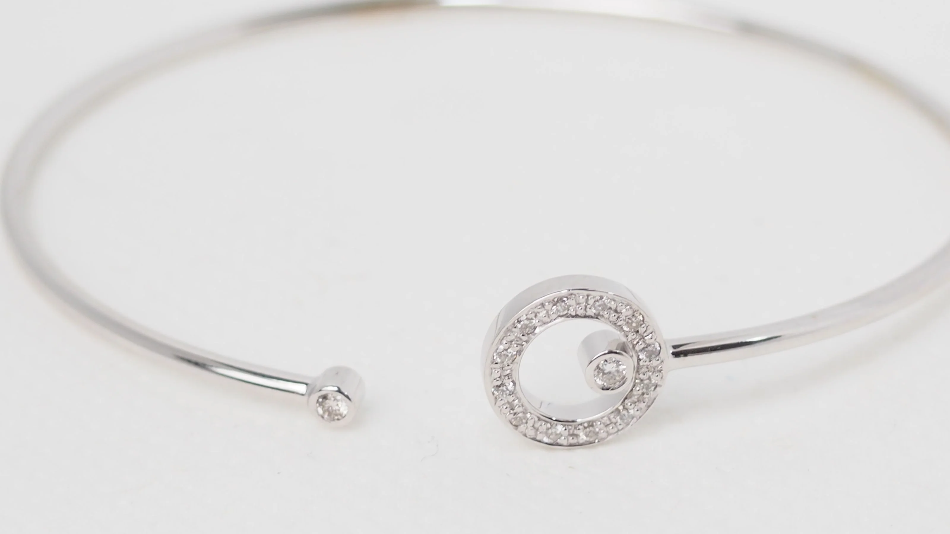Bracelet Jonc flexible en or blanc et diamants - Image 8