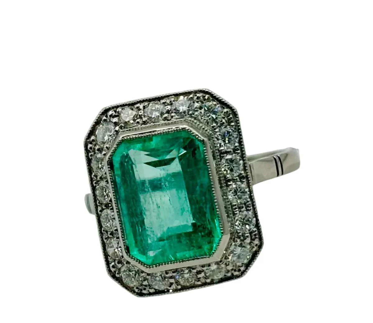 Bague Entourage en platine, émeraude et diamants - Image 3