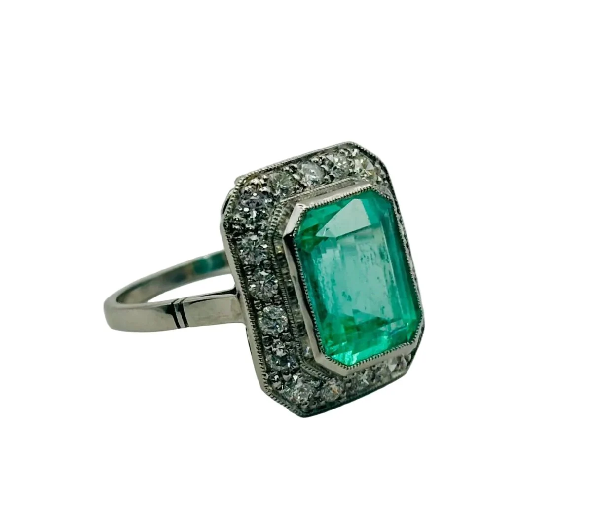 Bague Entourage en platine, émeraude et diamants - Image 4