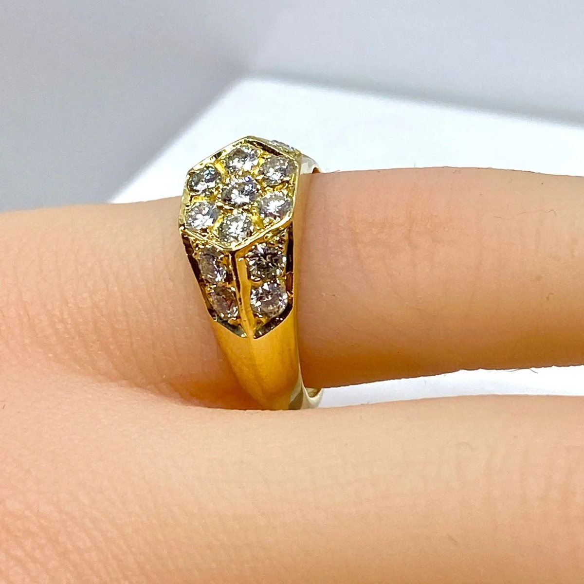 Bague Chevalière en or jaune et diamants - Image 2