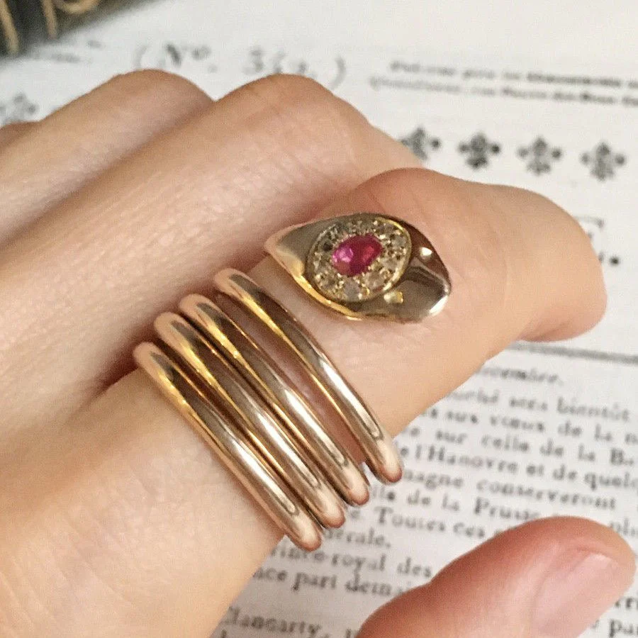 Bague Bandeau en or rose, rubis et diamants - Image 2