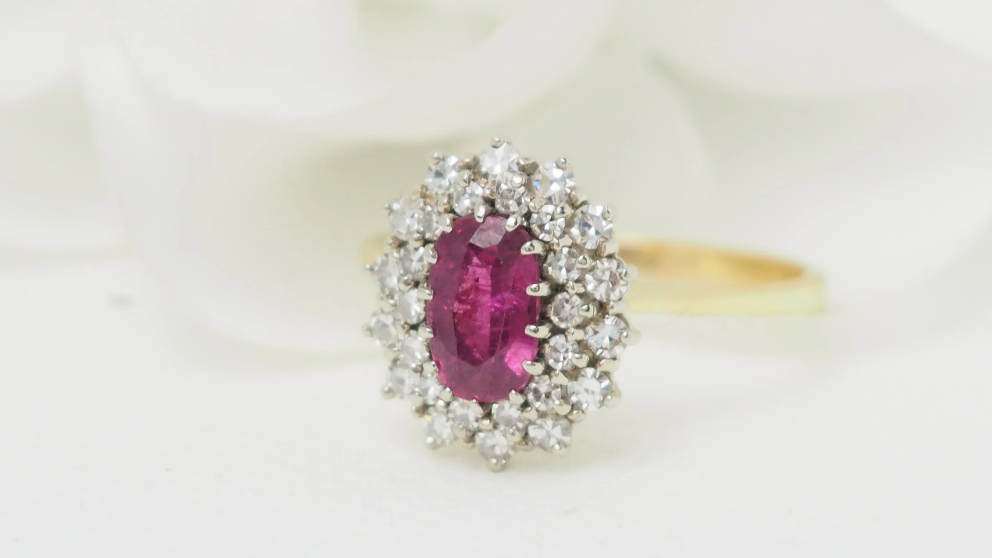Bague Entourage E En Or Jaune, Rubis Et Diamants - Image 3