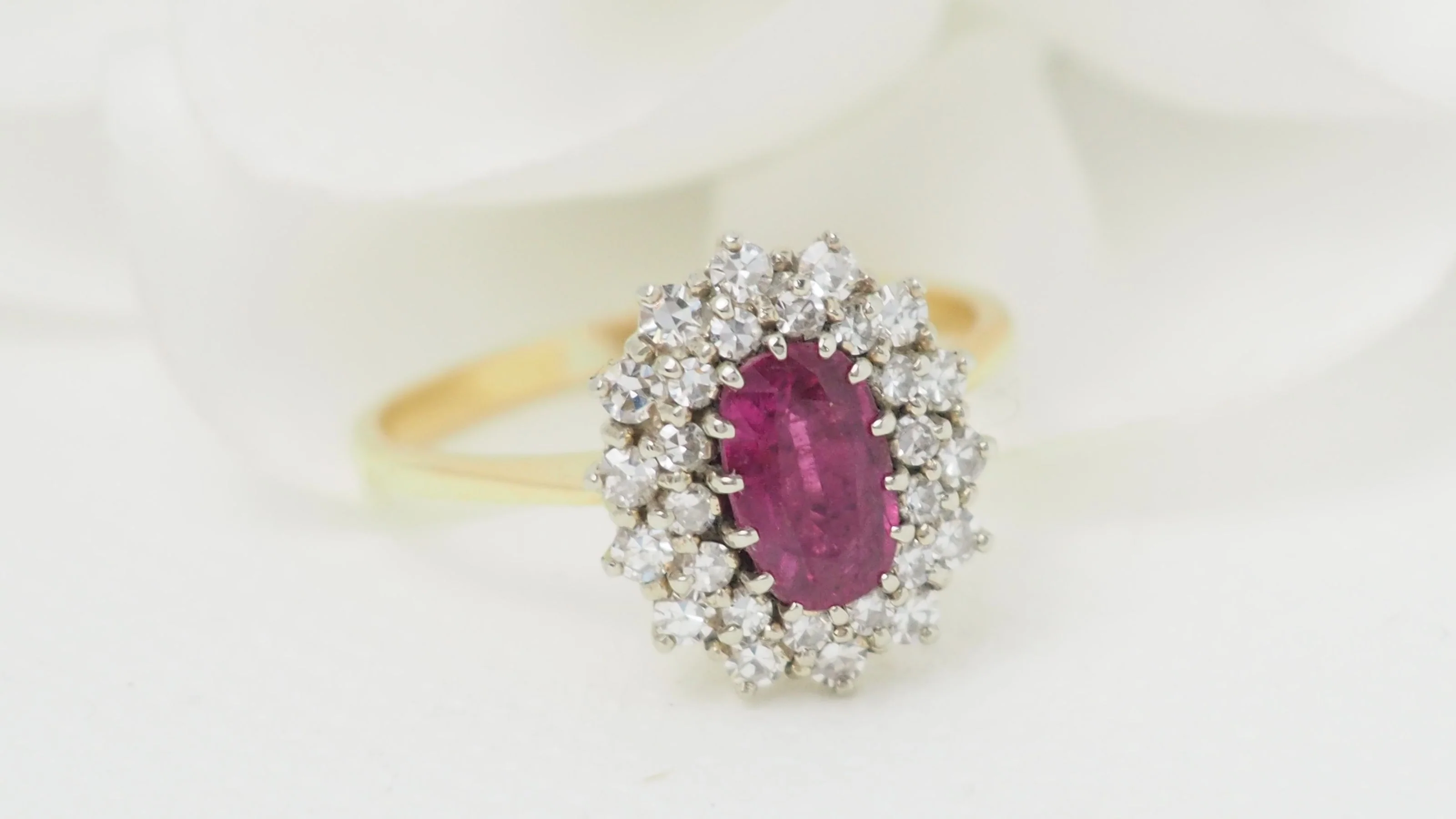 Bague Entourage E En Or Jaune, Rubis Et Diamants - Image 4