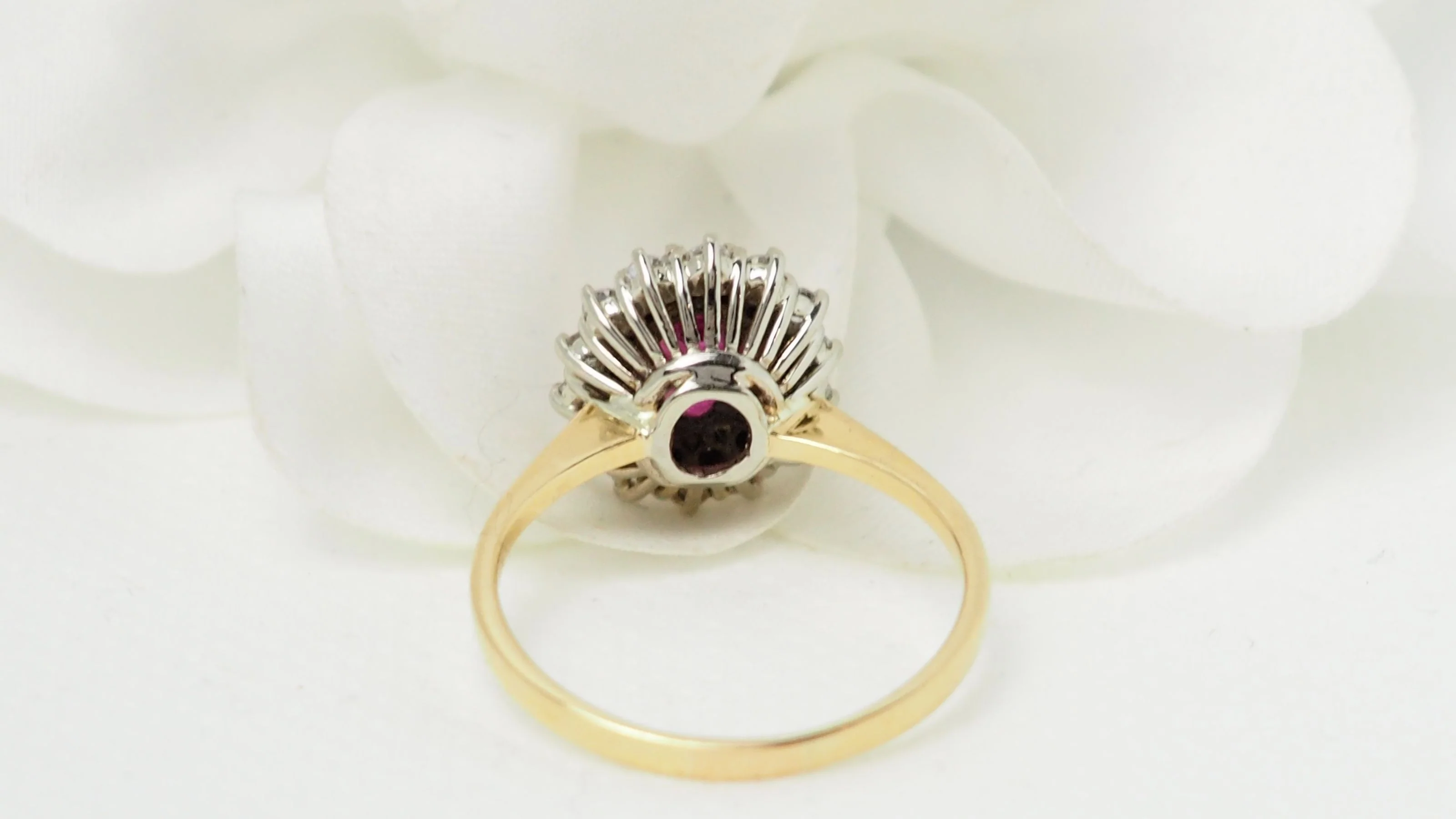Bague Entourage E En Or Jaune, Rubis Et Diamants - Image 6