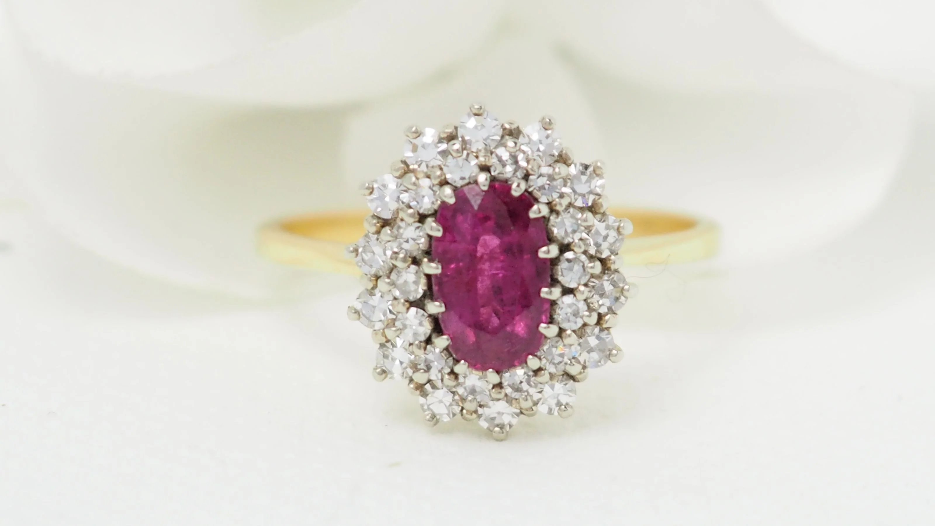 Bague Entourage E En Or Jaune, Rubis Et Diamants - Image 7