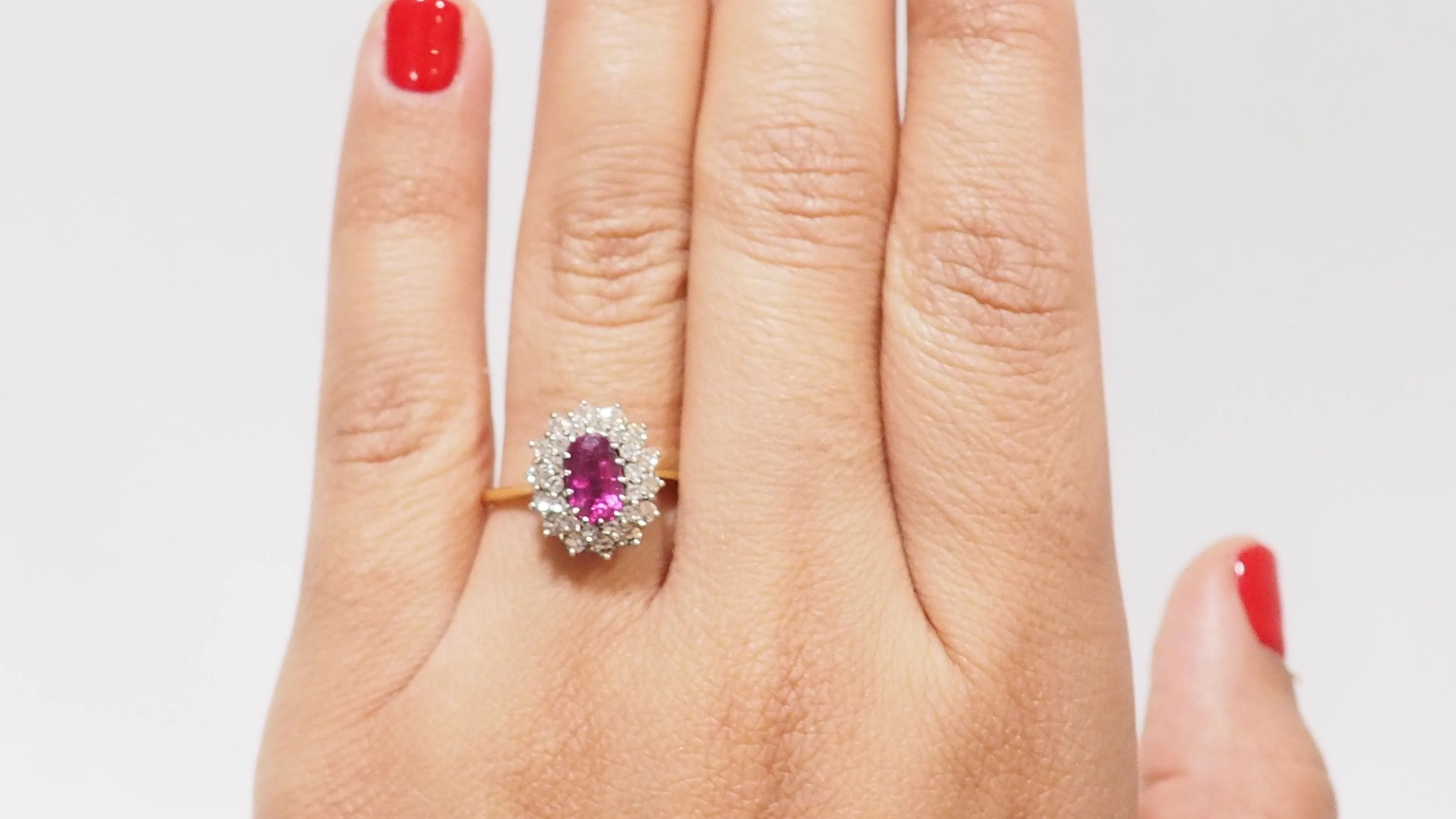 Bague Entourage E En Or Jaune, Rubis Et Diamants - Image 9