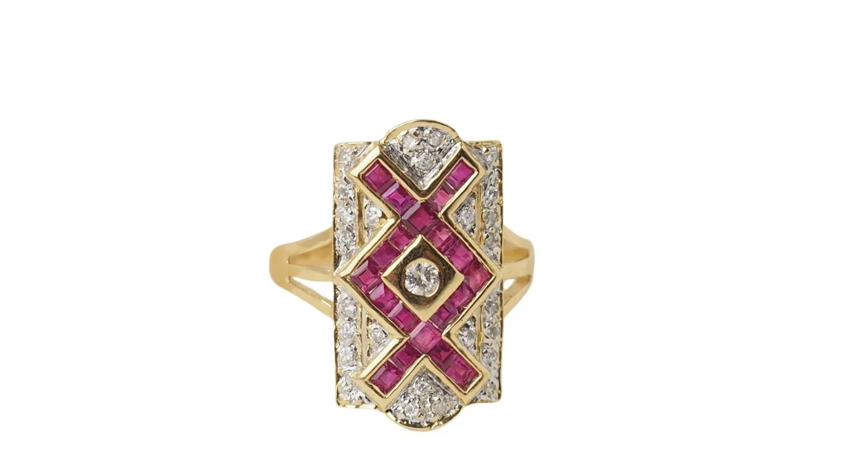 Bague vintage en or jaune, rubis et diamants