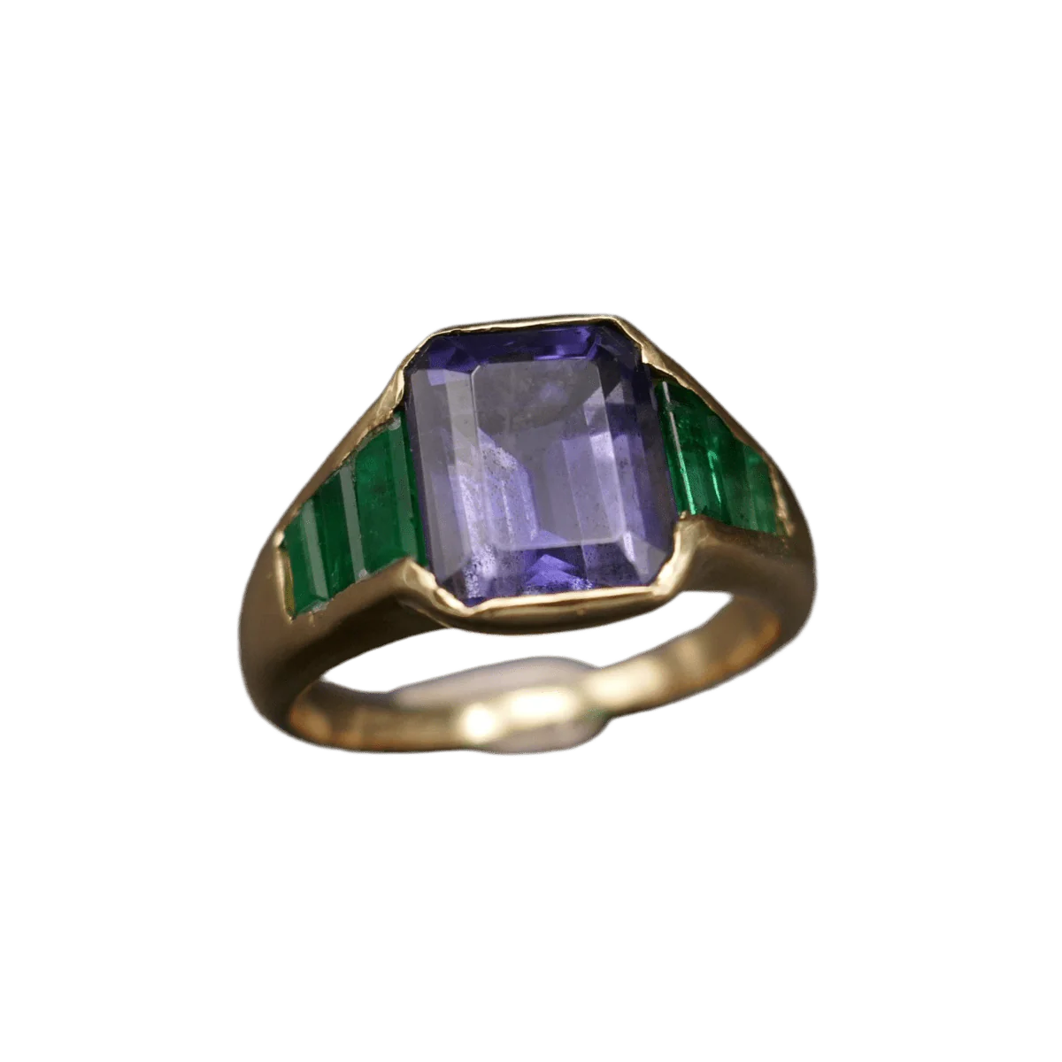 Bague en or jaune, iolite et émeraudes