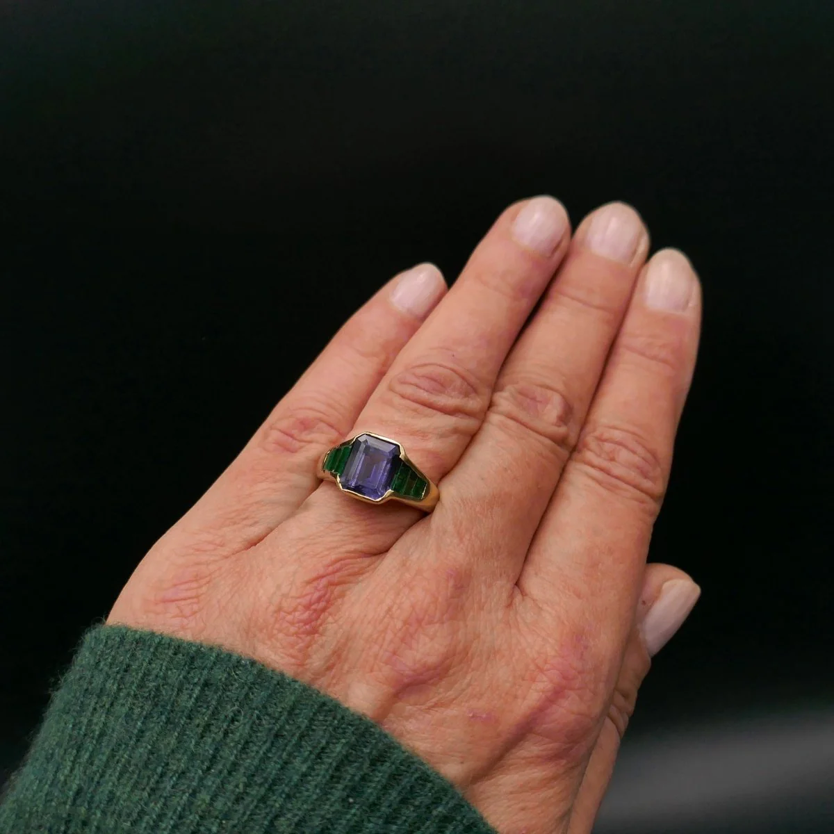 Bague en or jaune, iolite et émeraudes - Image 2